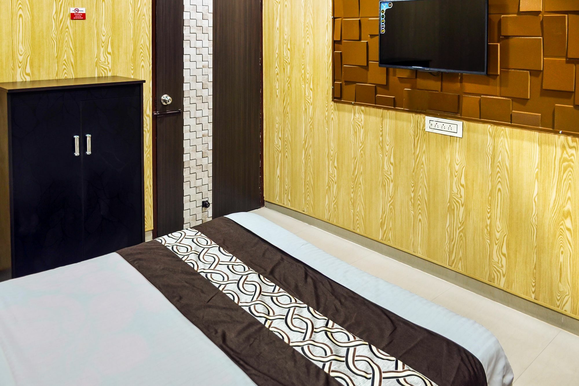 Oyo 8105 Royale Guest House Ludhiana Exterior photo